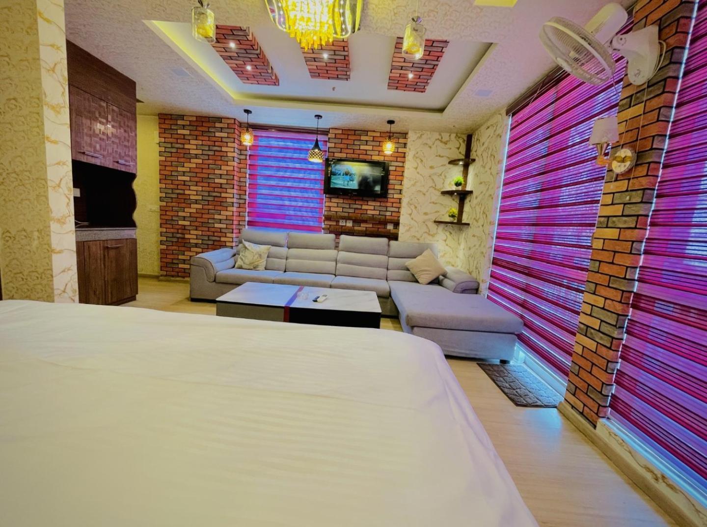 Dolphin Inn & Suites Manhattan Lakhnau Kültér fotó